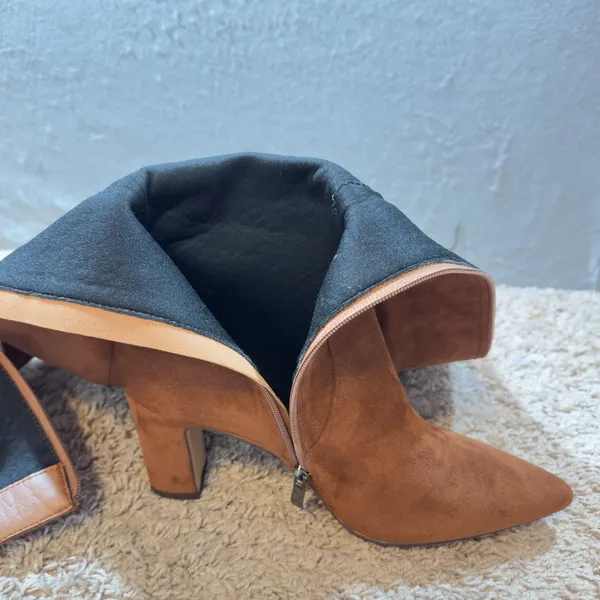 1411 | Modatope‎ VIUGJNEX Cognac Faux Suede Block Heel Pointed Toe Boots 9W - Image 11