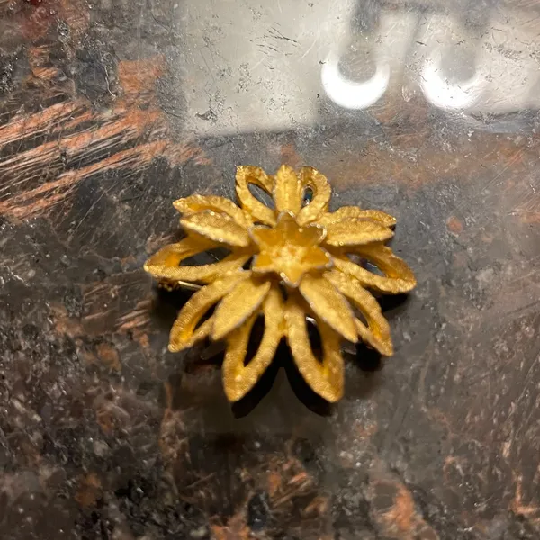 Vintage Faux Gold Floral Brooch w/ Missing Center AS IS - Image 4