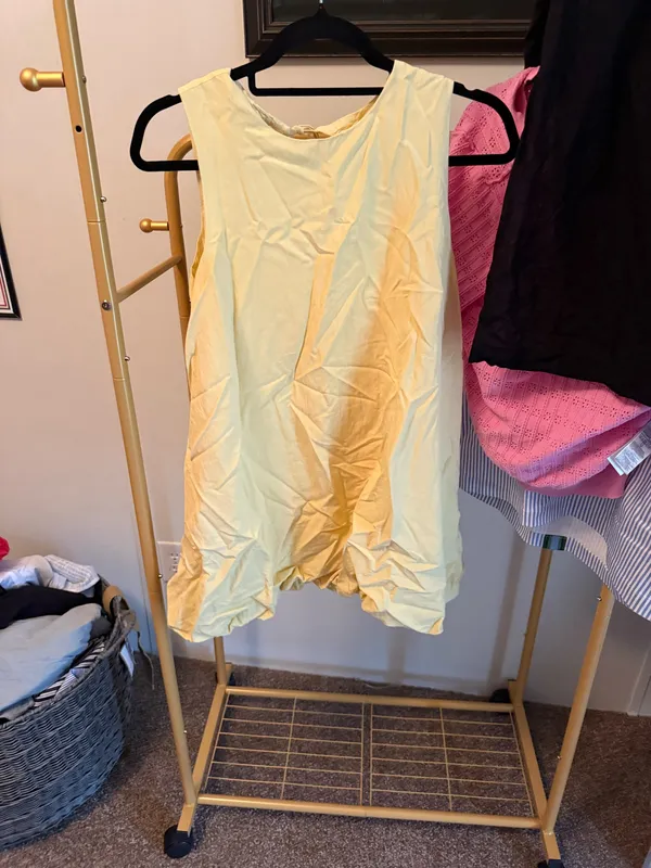 Needs a good steam but wore to a concert and haven’t picked it back up. Yellow bubble dress very flattering on - Image 3