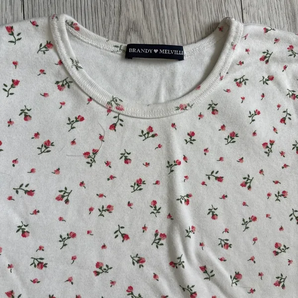 Brandy Melville crop white and flower short sleeve - Image 2