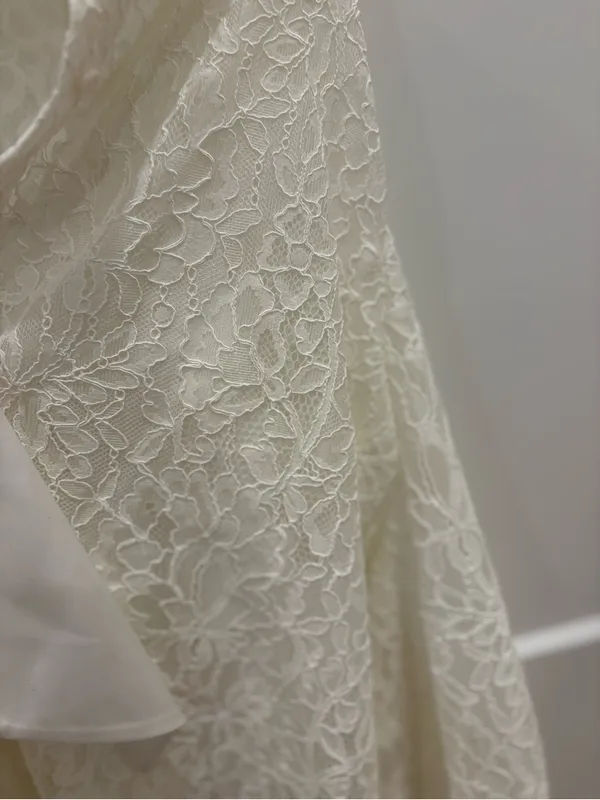 Alice + Olivia Cream Puff Sleeve Blouse Size Medium - Image 5