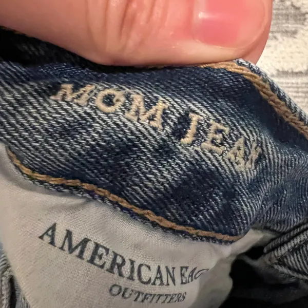Outfitters AEO Distressed Busted Knee Mom Jeans Size 2 Short EUC - Image 5