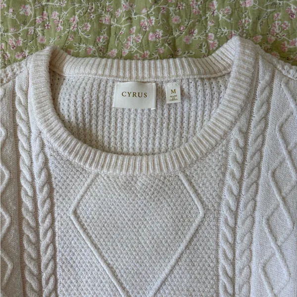 Cyrus Cream Cable Knit Sweater Ivory Size M Academy Preppy - Image 13