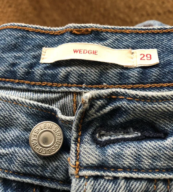Wedgie Fit Cropped Jeans - Image 4