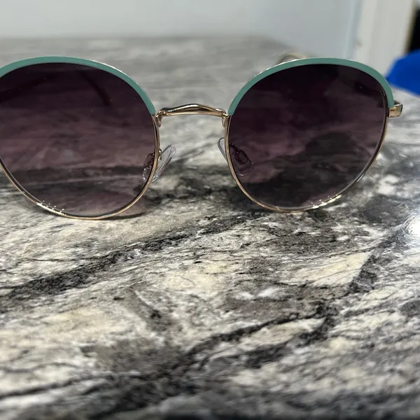 Chic Green and Gold Sunglasses - Image 2