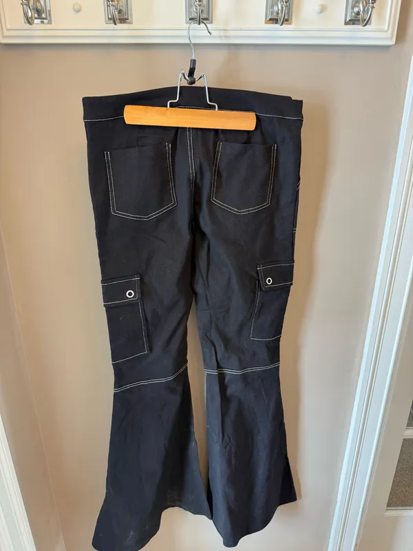 NO VACANCY Women's Black Flared Cargo Pants Contrast Stitching Pockets - Image 3