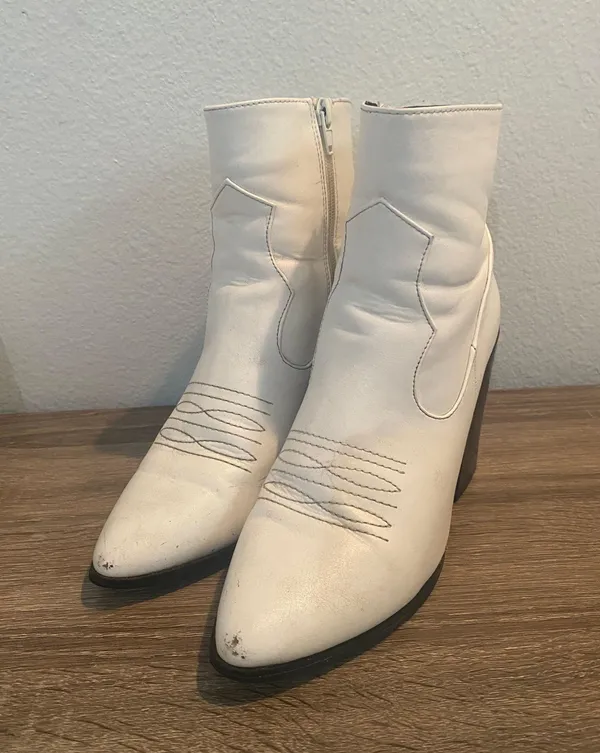 White Boots Size 7 - Image 4