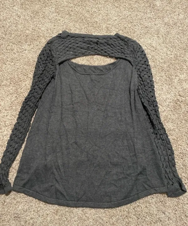 Allison Joy size medium grey long sleeve top with cut out back and crochet sleeves #crochet - Image 4