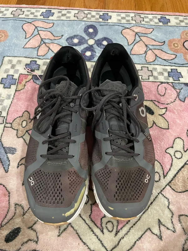 On Cloud Running Shoes Women’s Black pink 9.5 - Image 3