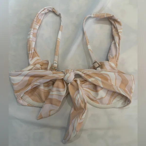 Abercrombie & Fitch Beige and White Swirl Bikini Top Small - Image 2