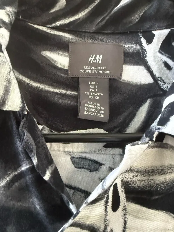 H&M men’s snake print shirt, size small. Trendy, cool - Image 4
