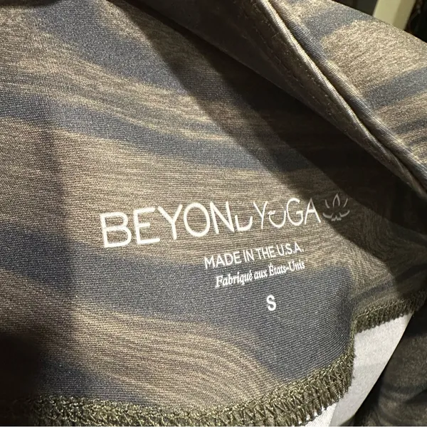 Beyond Yoga Printed Midi Leggings – Size M – Deep Olive Swirl - Image 10