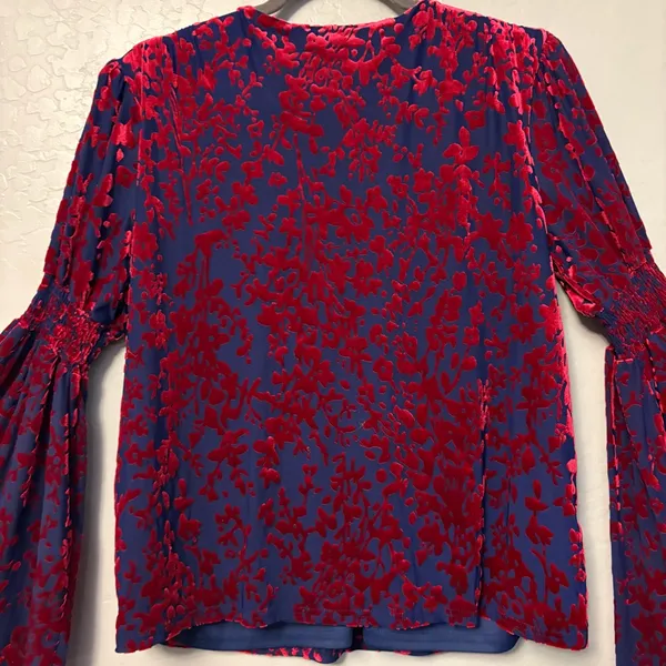 Vici blue and red floral velvet boho bell sleeve blouse size large - Image 11