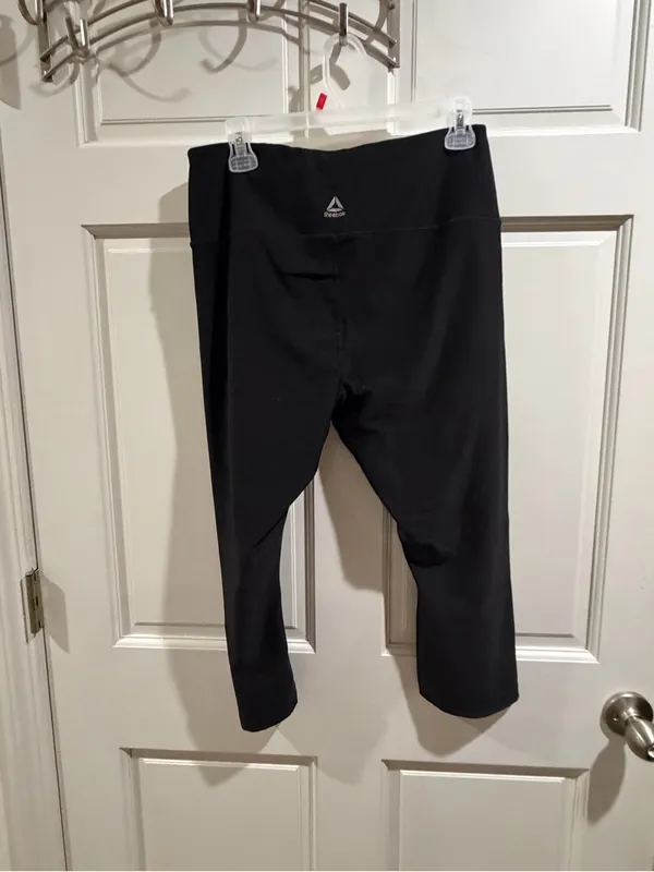 Reebok Black Cropped Performance Leggings size large - Image 5