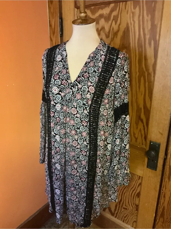 Knox Rose Floral Boho Tunic Dress Medium Black Bell Sleeve Crochet Trim Festival - Image 6