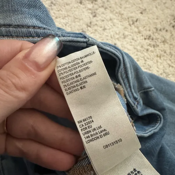 Free People‎ Curvy Flared Jeans Sz 34 Light Wash Raw Hem Plus Size Stretch - Image 4
