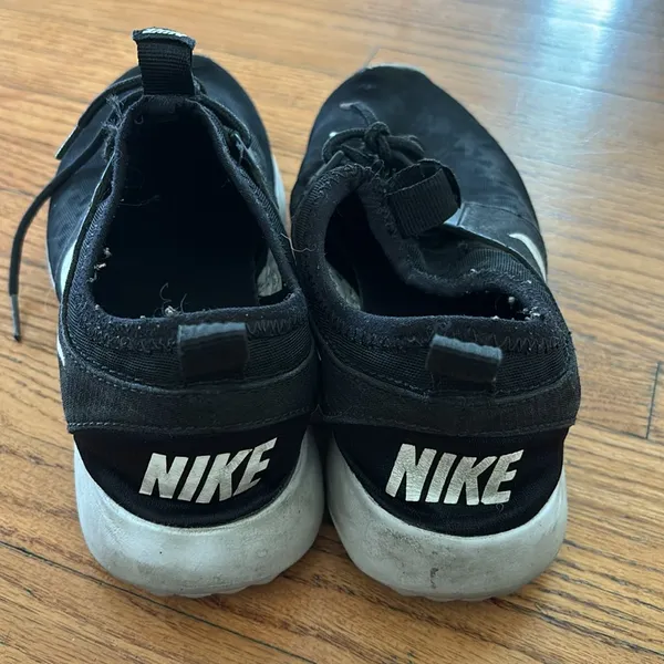 Nike tennis shoes - Image 2