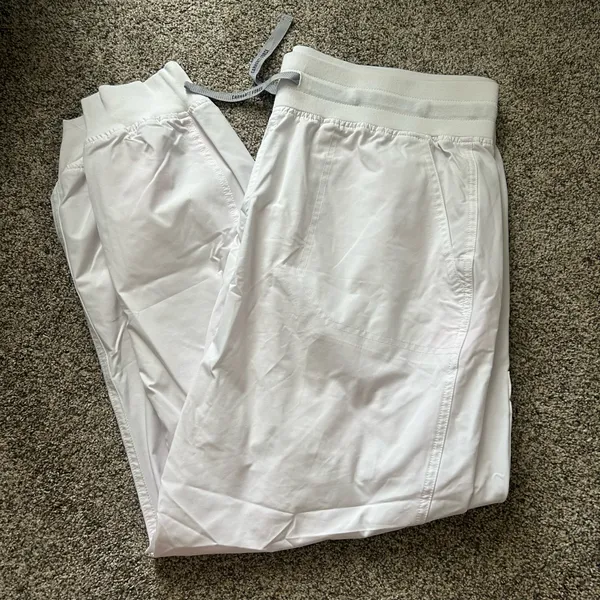 Carhartt White Scrub Set - Image 4