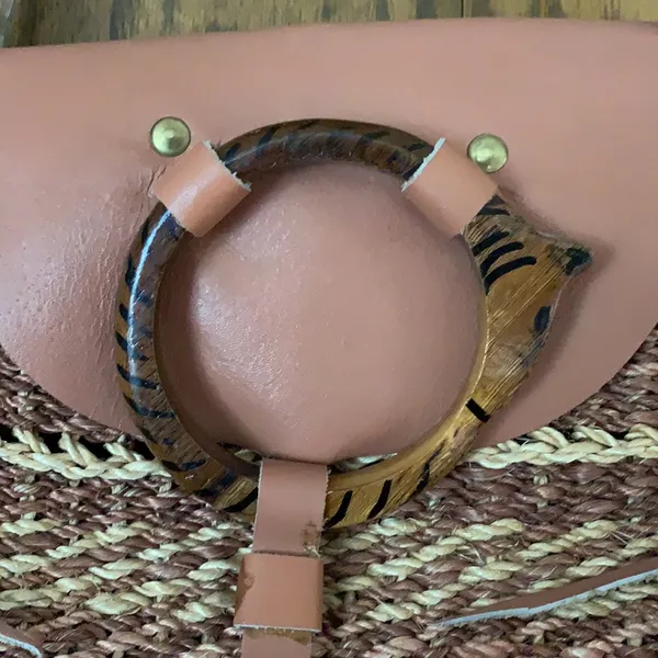 Vintage straw purse‎ with leather straps and wood detail - Image 4
