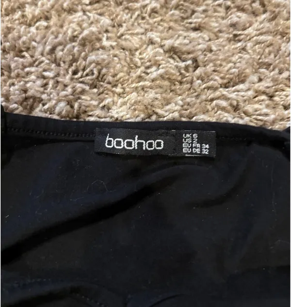 Boohoo Black V-Neck Spaghetti Strap Crop Cami - Image 3