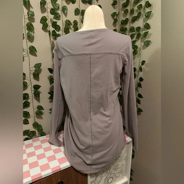 Lululemon long sleeve size 8 - Image 4