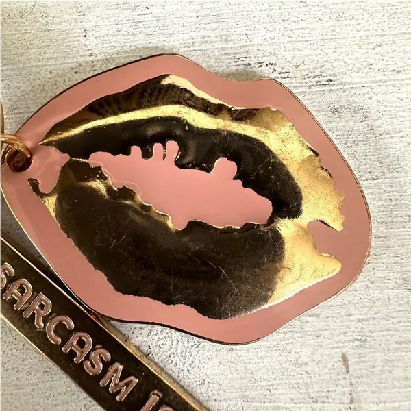 Lips keychain that says “ Sarcasm is my Love language “ - Image 2
