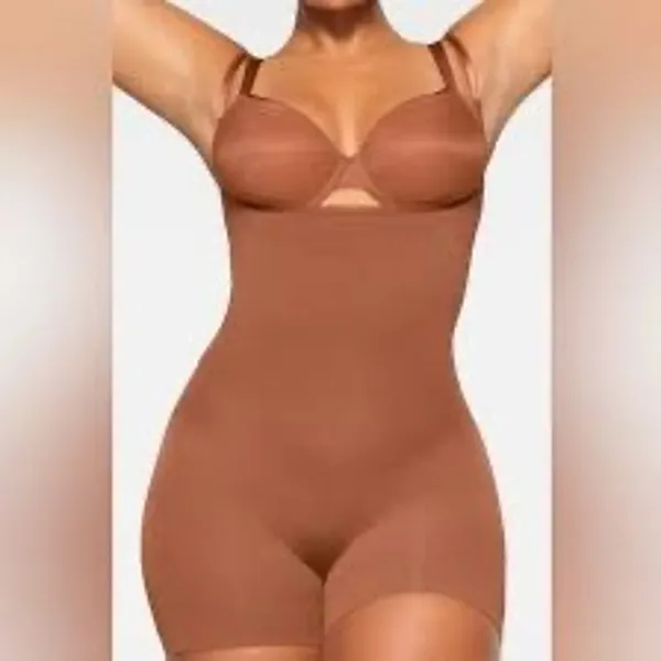 SKIMS Seamless Sculpt Butt Lifting Bodysuit Bronze M NWOT - Image 8