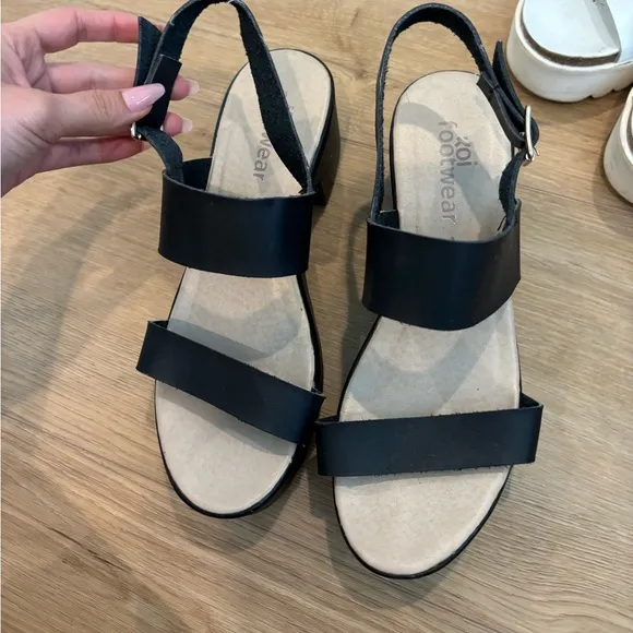 Black platform sandals Size 7.5 - Image 2