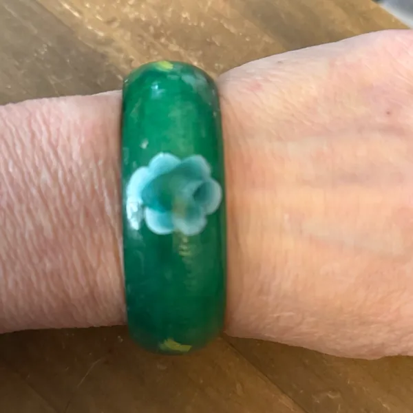 Vintage green wooden hand painted flower bangle bracelet - Image 2