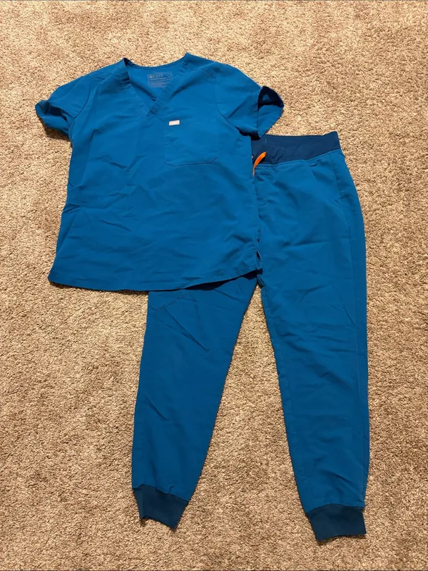 Figs Women’s Blue Alps Catarina One Pocket Scrub Top & Zamora‎ Joggers Medium - Image 2