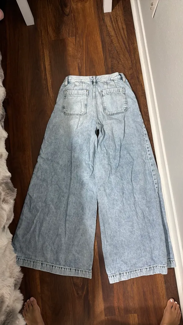 Super cute light wash flowy jeans Blue Size 26 - Image 2