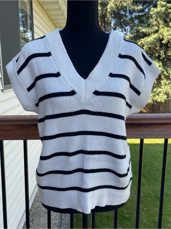 Evereve V-Neck Sleeveless Striped Sweater Sz Medium Casual Pullover Summer - Image 2