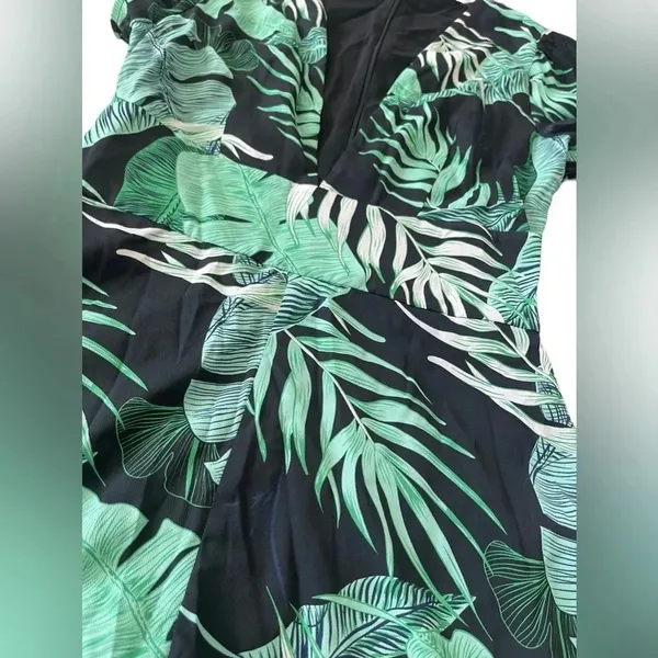 🌴✨ Revolve Tropical Leaf Print Romper‎ Size Small ✨🌴 - Image 3