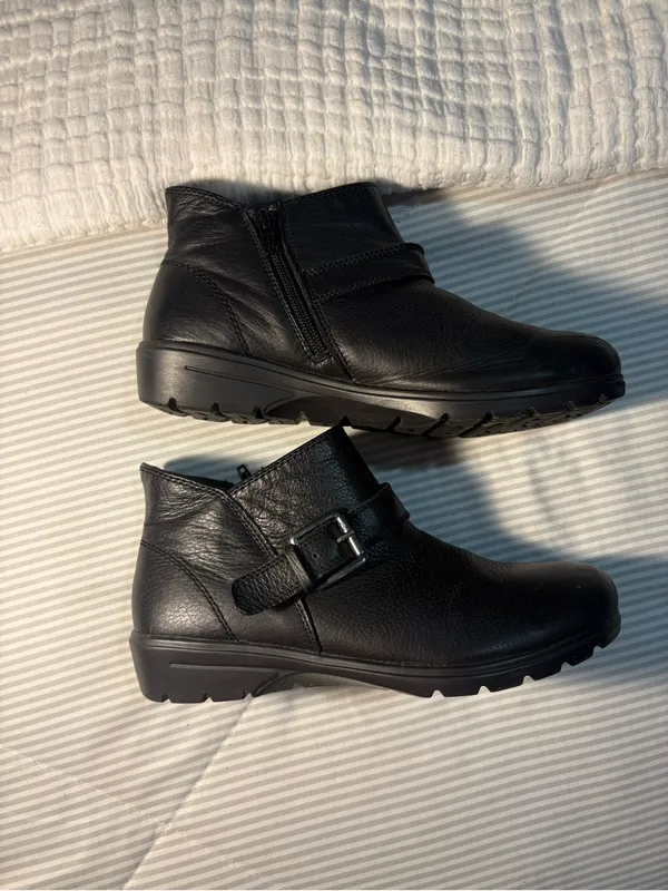 Skechers Relaxed Fit ankle boot with memory foam cushioning. Women’s 8.5 - Image 2