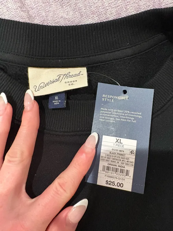 Universal Threads NWT Black Cropped Sweatshirt - Image 3