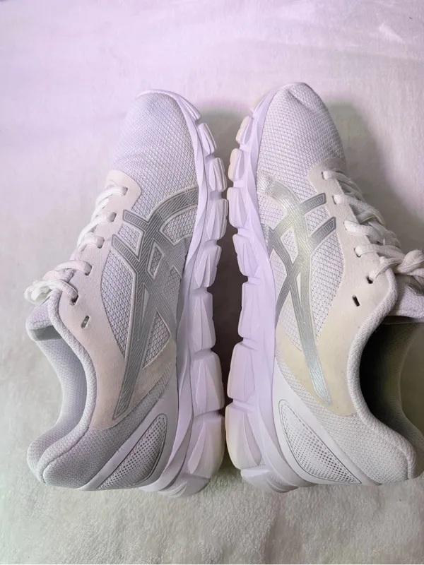 ASICS White Athletic Running Shoe with Gray Logo - Image 8