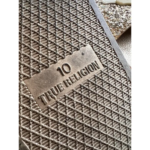 True Religion Keilani Slide Sandals Women Size 10 Gold Glitter Horseshoe‎ Logo - Image 5
