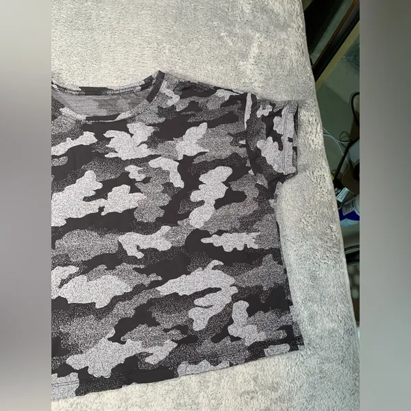 Lululemon athletica Camo cropped T-Shirt - Black and Gray - Image 4