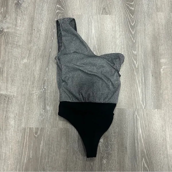Revolve Lovers + Friends Silver Shimmer One Shoulder Bodysuit Size S - Image 3