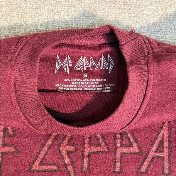 Def Leppard Women’s Maroon Band Graphic Sweatshirt Crewneck - Size Small - Image 4