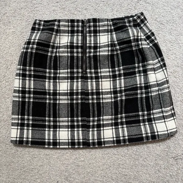 Hollister Black and White Asymmetrical Plaid Mini Skirt - Image 6