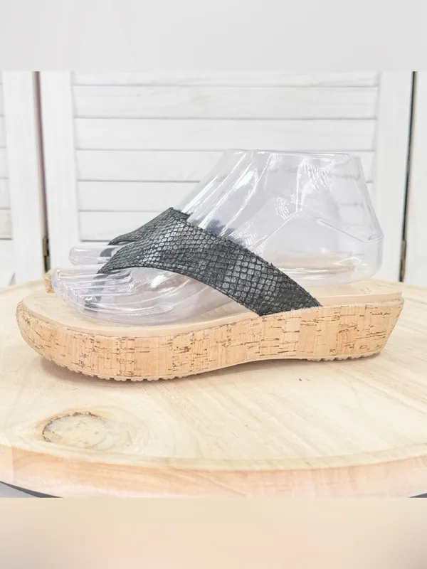 Crocs A Leigh Faux Cork Wedge Thong Sandals Black Tan Size 7 202035 - Image 3