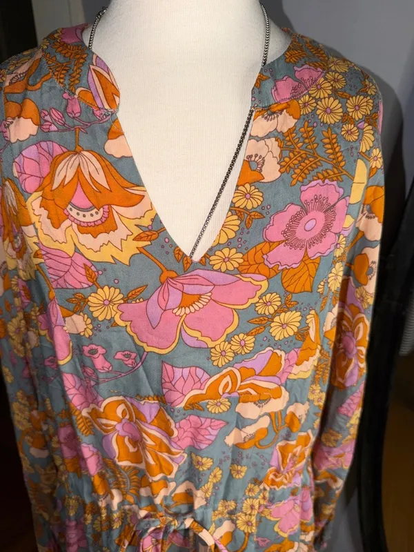 entro Floral V-Neck Tie-Waist Dress in Pink, Orange & Gray - Image 2