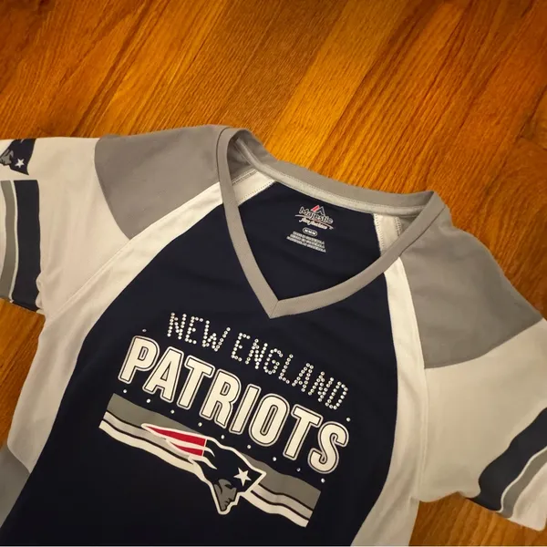 Majestic Fan Fashion New England Patriots V Neck T Shirt Medium - Image 3
