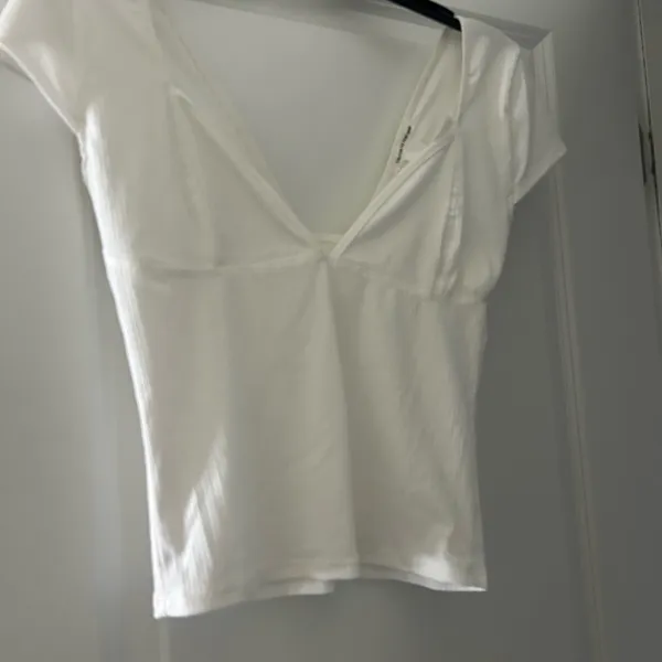 Caution to the wind Urban Outfitters White top - Image 3