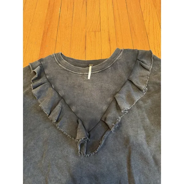 Free People Sweatshirt Womens Large Gray Ruffle Raw Hem Cropped Terry Top - Image 3