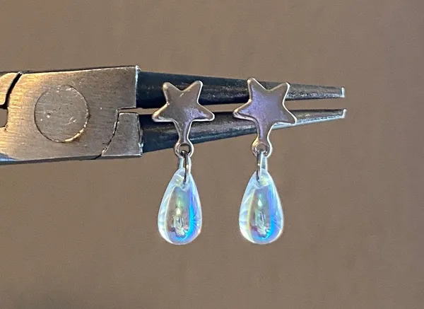 cute mini clear Czech glass teardrop simple dangle earrings 🤍🌟 - Image 4