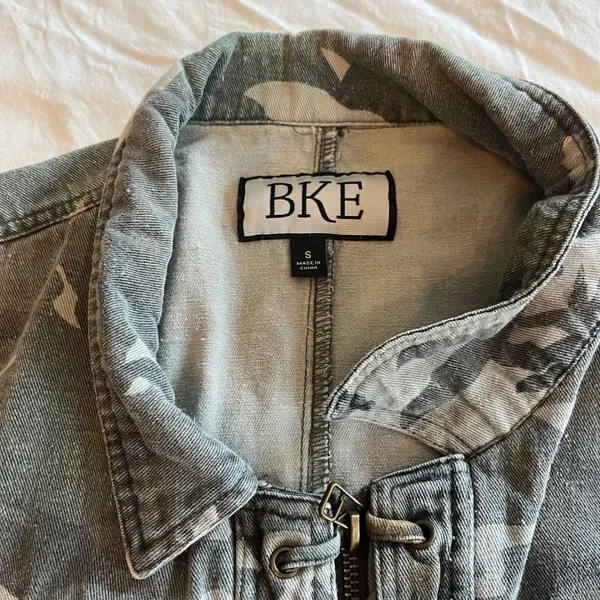 BKE Women's Camouflage Utility Jacket Small Full Zip Up Criss Cross Pockets - Image 2