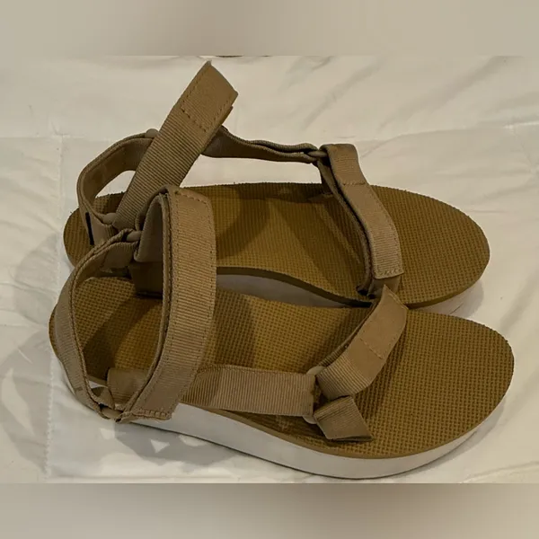 Teva Flatform Universal Sandals – Lark – Size 10 – Tan & White – 1 1/4” Platform - Image 2