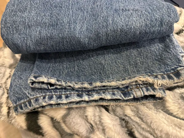Classic Straight-Leg Women’s Garage Jeans in Medium Blue size 26 - Image 5